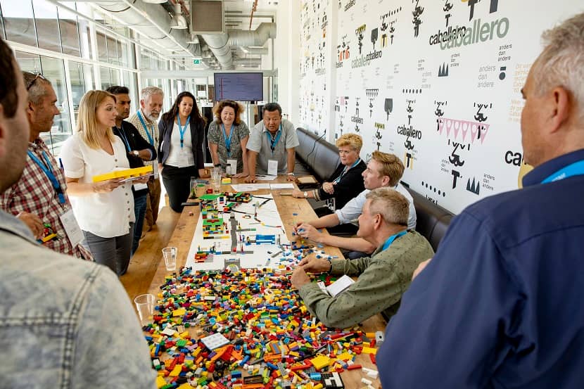 Mensen zijn een lego constructie aan het bouwen