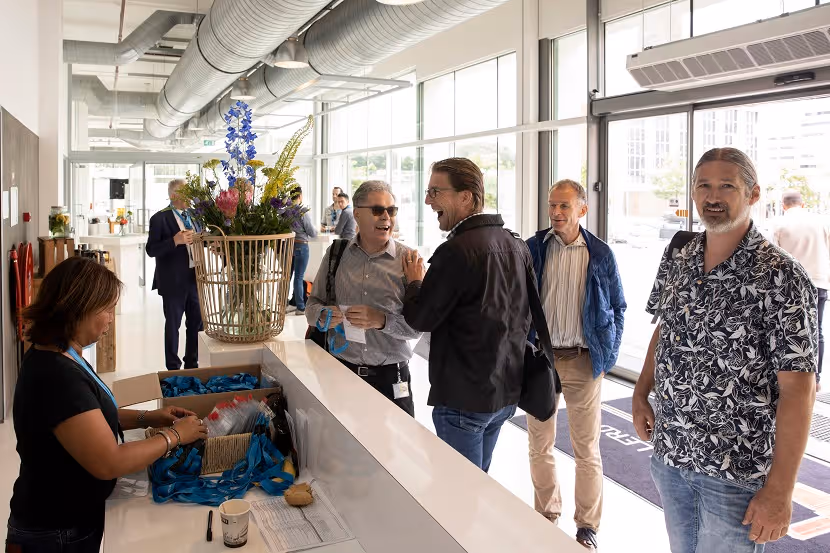 Mensen praten bij aankomst event