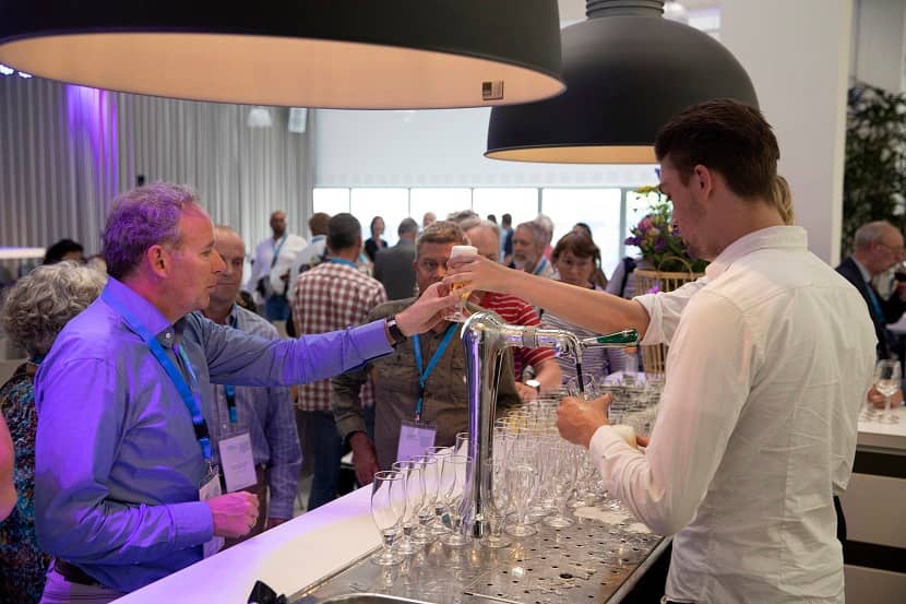 Man bestelt een biertje bij de bar