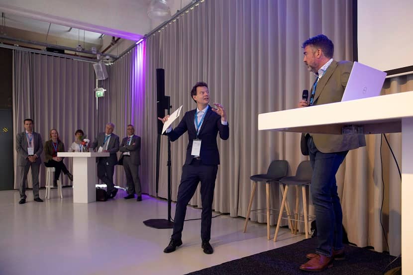 Twee mannen zijn aan het presenteren