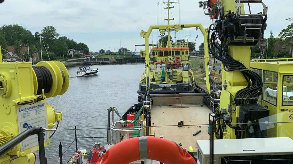 Foto vanaf een schip op een meer