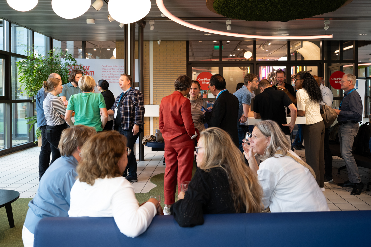 Foto van deelnemers tijdens het live event 2023 in de welkomsthal