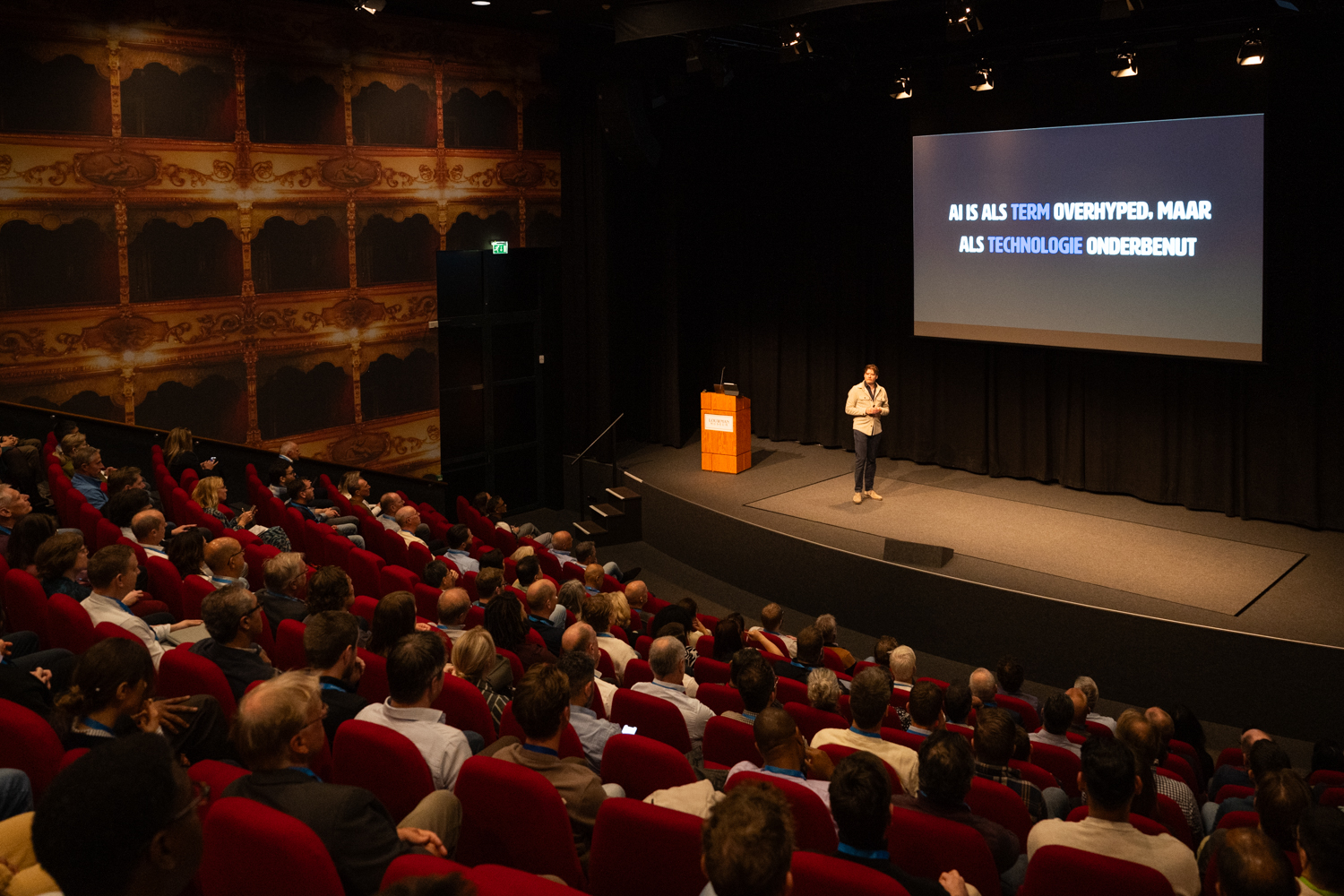 Dagvoorzitter en keynote spreker Remy Gieling in de Theaterzaal van het Louwman Museum